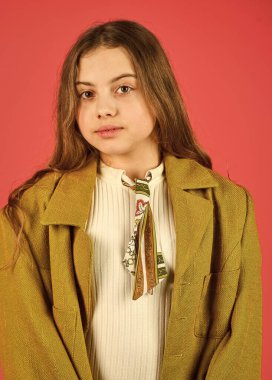 Büyük boy konsept. Alışverişe. Trençkot modası. Modaya uygun bir ceket. Yakalı ceketli küçük kız. Kıyafetler ve aksesuarlar. Manken kızlar bahar ve sonbahar sezonunda ceket giyer.