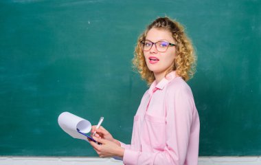 Etkileyici özgeçmişini oku. Kişisel profil. Başvuranların tahmini motivasyon mektupları. Okul personeli. Akıllı kadının elinde tablet belgeler var. Okul müdürü işçi arıyor. Öğretmenlik pozisyonu