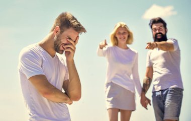 Kıskançlığı olumsuz etkiliyor. Aile psikolojisi. İlişki hedefleri. İnsan ilişkilerinde hayal kırıklığına uğradım. Ayrılın. Acı çekmek için sebep. Aşk üçgeni. Kıskançlık hissi. İhanet ve boşanma. Kıskanç eş