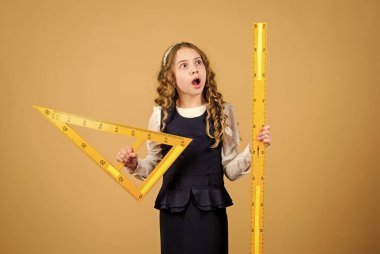 Matematik dersi. Eğitim ve bilgi. Küçük kız okula geri döndü. BTMM okul disiplini. Büyük hükümdarları olan öğrenci kız. Okul öğrencisi geometri öğreniyor. İlginç bir ders. favori ders