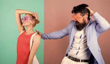Biraz eğlence ekle. Arkadaşlık. Birlikte kutlayalım. Ofis partisi. En iyi arkadaş ilişkileri. hippi adam ve kız parti gözlükleri. Sakallı adam ve güzel kadın. Parti eğlencesi. Birbirine aşık çiftler