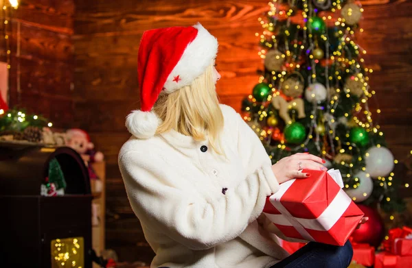 这是给你的快乐的女人喜欢礼物。冬季购物销售。最后的准备圣诞节的时候快乐的女孩红桑塔帽。圣诞节礼物。装饰一下圣诞树吧。在家里庆祝新年 — 图库照片