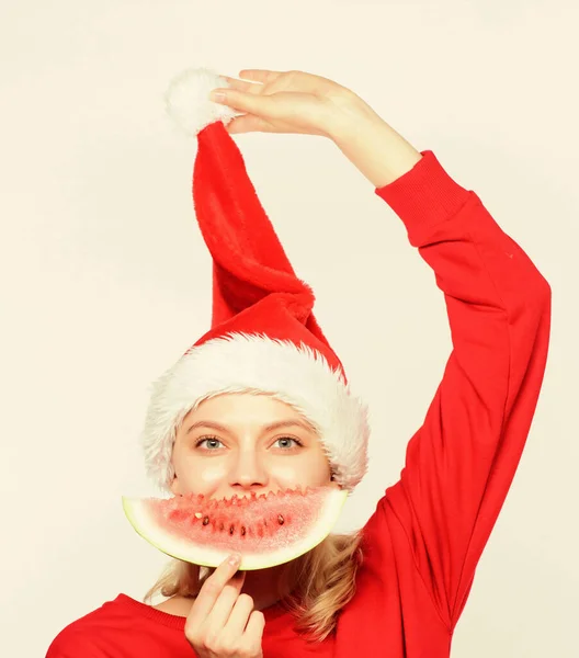 女人的桑塔帽子拿着薄片西瓜.异国情调的圣诞庆典旅行假期和度假胜地。热带圣诞的概念。圣诞节夏季目的地。圣诞女孩吃西瓜 — 图库照片