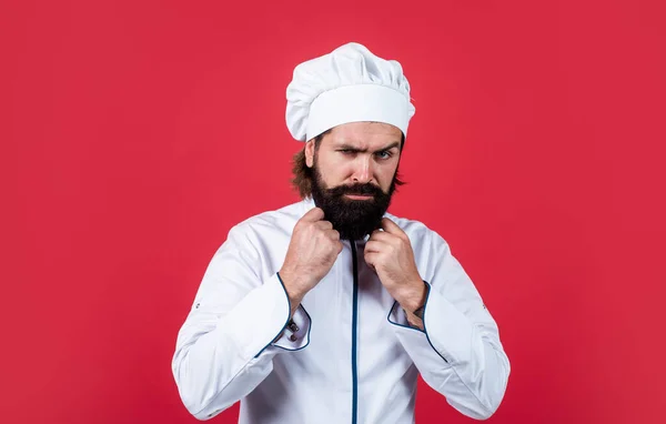 Chef-kok in hoed met baard en snor op rode achtergrond, professionele chef-kok — Stockfoto