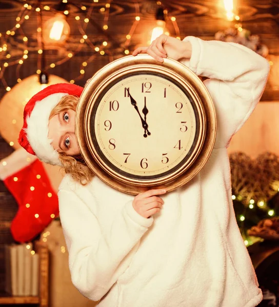 Kvinna Santa hatt hålla vintage klocka. Dags att fira. Nytt år nedräkning. Oväntat snart. Midnattskoncept. Önska dig något. God jul, då. Dags för mirakel. Några minuter kvar. Dags för vinterfest — Stockfoto