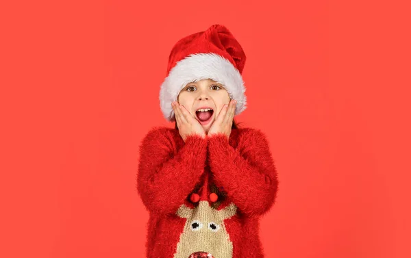 Adorable chica usar Santa Claus sombrero fondo rojo. Expresión facial emocional. Feliz infancia. Contando días hasta Navidad. Fiesta de Navidad. No puedo contener las emociones. Invitación Navidad — Foto de Stock