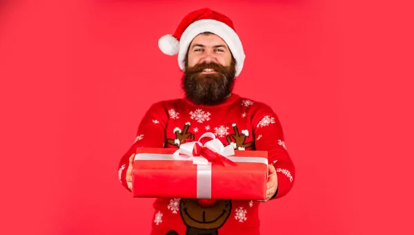 Le Père Noël souhaite joyeux Noël. Homme barbu profiter de la célébration de Noël. Cadeau de Noël. Tradition de Noël. Les courses de décembre. Vente saisonnière. L'attente est l'atmosphère des miracles. Cadeau parfait — Photo