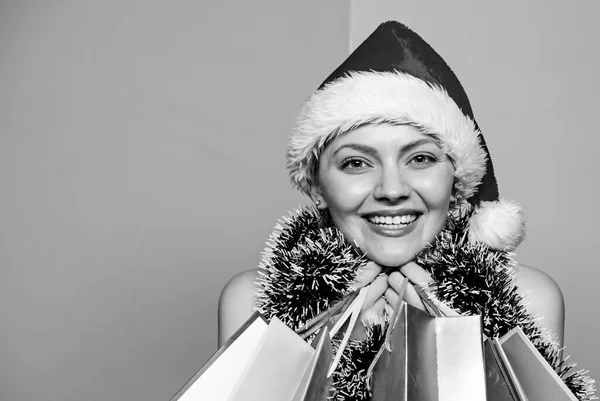 Centro Comercial. Feliz venta de compras navideñas. preparación para las vacaciones de invierno. Es hora de regalos. Ciberlunes. feliz año nuevo fiesta. mujer feliz celebrar la Navidad. Santa mujer con oropel. espacio de copia —  Fotos de Stock