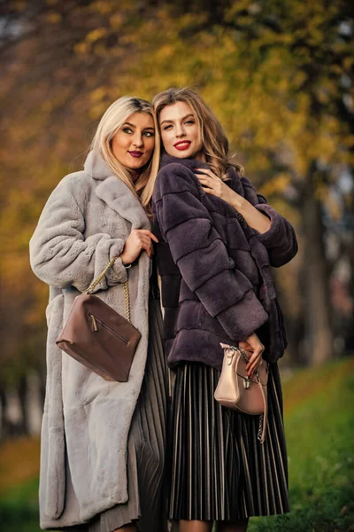 Partnerství. doplňte si oblečení. moderní zimní kožich. elegantní ženy nosí kožich. Ekologicky šetrné. nejlepší luxusní oblečení materiál. Dáma vypadá jako módní procházka ulicí. pohodlné a teplé — Stock fotografie