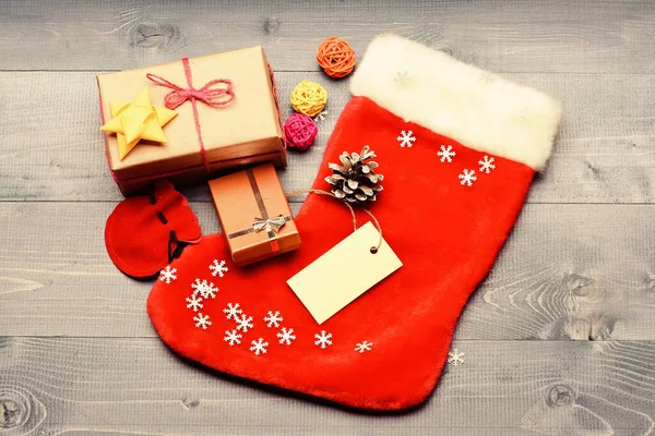 Drobné předměty plnící nádivky nebo plnidla malé vánoční dárky. Obsah vánočních punčoch. Vánoční ponožky tónované dřevo pozadí horní pohled. Naplňte ponožku dárky nebo dárky. Oslavit Vánoce — Stock fotografie