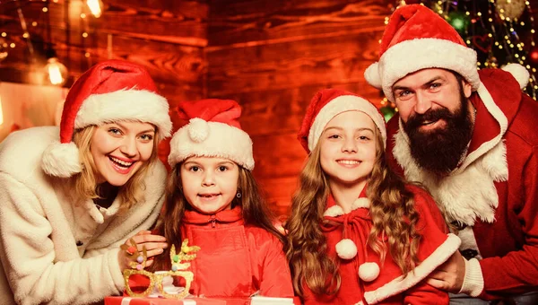 家族の伝統。かわいい娘とひげを生やした男と母親クリスマス前夜。両親と子供たちはクリスマスに興奮しました。幸せな休日。家族と一緒に時間を過ごす。優しい家族の冬の休暇 — ストック写真