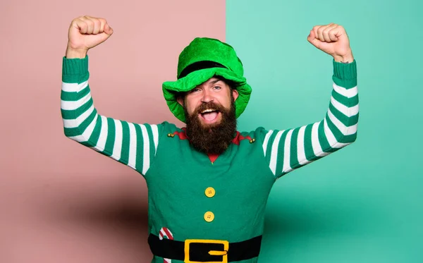 17 de marzo - día de San Patricio. hipster barbudo feliz en sombrero verde. elfo de Navidad. Feliz celebración. hombre alegre con barba divertirse. tradición de la cerveza Irlanda. Fiesta de pubs irlandeses. Día de San Patricio —  Fotos de Stock