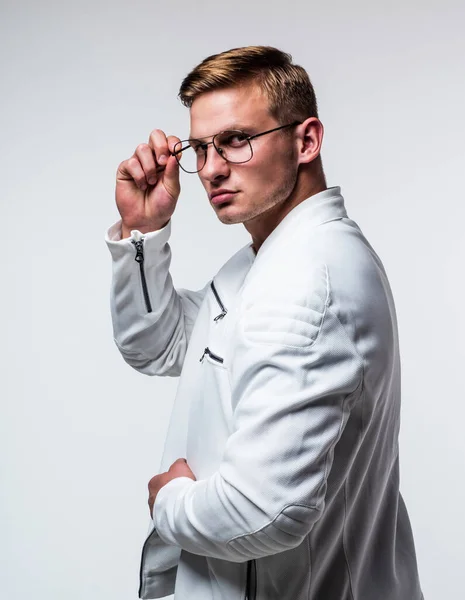 Bello uomo con i capelli biondi corti nella moda indossare fissare occhiali correttivi con sguardo serio isolato su bianco, vista — Foto Stock