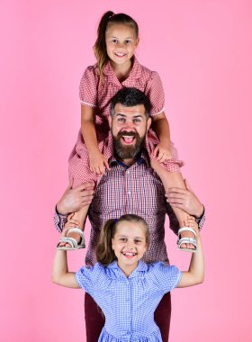 Sakallı baba, iki küçük kız kardeş, aile.