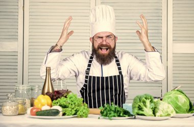 Sağlıklı yemek pişirme. Sakallı, olgun bir hippi. Taze sebzeli vejetaryen salatası. Diyet organik gıda. Mutfak mutfağı. Vitamin. Kızgın sakallı adam. Şef tarifi. Kontrol altında.