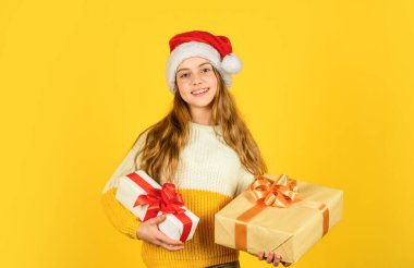 Satın almaktan memnun. Alışveriş günü. Aile için hediye seçen bir çocuk. Küçük tatlı kız bayram hediyeleri hazırlıyor. Hediyeler alınıyor. Çocuklar için Noel hediyeleri. Küçük neşeli kız hediye kutusunu tutuyor.