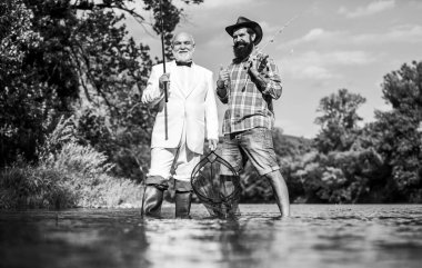 Balık tutmaya hazırım. Balık avlama maceraları. Dost oltası ve ağlı adamlar. iş adamlarının hobisi. emeklilik balıkçılığı. Sudaki mutlu balıkçılar. Emekli baba ve sakallı olgun oğul.