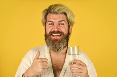 Bir yudum maden suyu. Kristal berrak su. Sağlıklı alışkanlıklar. Sabah susadım. Güne iyi bir içkiyle başlıyoruz. İyi sabahlar. Su dengesi ve sağlık hizmetleri. Sakallı adam, sabah rutininin tadını çıkar.