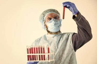 Analiz için kan verin. Koronavirüs salgını. Doktor bey, test tüplerini laboratuvarda tutun. Hemşire laboratuvarda çalışıyor. Tedavi için enfeksiyon tedavisi arayın. Virüs testi yapın. Kan testi yaptır.