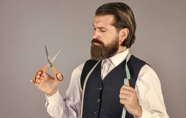 Resmi ve ofis tarzı. Mezura ve makasla terzi. Adam terzilik yapıyor. Vahşi adam moda tasarımcısı. Erkekler için tasarım yapan bir adam. Başarılı sartor çalışmaya hazır. Yeterince iyi mi?