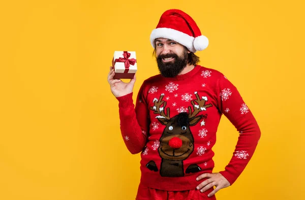 Happy bearded man in santa claus costume celebrate winter holiday of chistmas and feel merry about xmas gifts, christmas gift — Stock Photo, Image