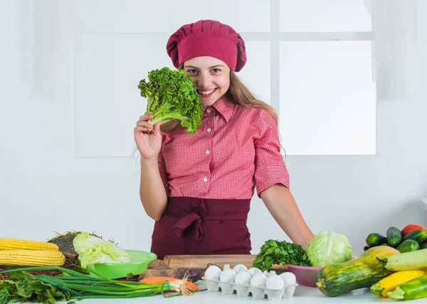 Glückliches Mädchen in der Küche, kulinarisch, Gemüse, grün, — Stockfoto