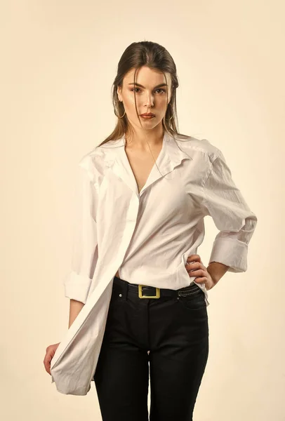 Mujer aislada en blanco. mujer sexy usar camisa de oficina. belleza femenina y moda. mujer de negocios con estilo. modelo de moda elegante. chica siga el código de vestimenta. su estilo casual — Foto de Stock