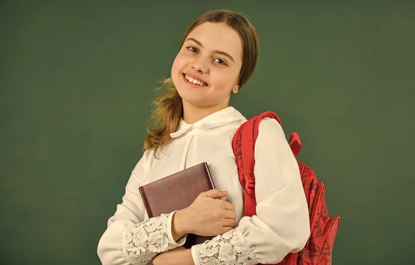 Kennisdag. Slimme tiener student. Meisje in de klas kopieert ruimte. Schoolproject. Educatieve activiteit. Kinderstudie op school. Mijn rugzak is precies goed. Slimme schoolmeid. Schoolonderwijs — Stockfoto