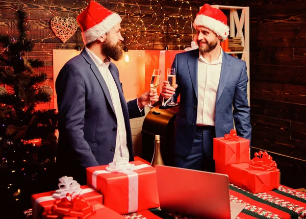 Mannen formele pakken en kerstmannen hoeden hebben champagne glazen. Proost concept. Nieuwjaarsfeest. Zakenmensen drinken champagne op een feestje. Feest met champagne. Collega 's vieren nieuwjaar — Stockfoto