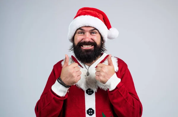 Vánoční zábava. Veselé Vánoce. Veselý vousatý muž v kostýmu Santa Clause. brutální hipster slaví vánoční večírek. přípravy na zimní prázdniny. prodej dárků a dárků. šťastný nový rok — Stock fotografie