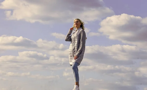 Belleza y moda, mira. concepto de soledad. mujer sobre fondo azul del cielo. mujer en pose de modelo al aire libre. Siéntete libre. mujer disfrutando del clima al aire libre. Libertad y expectativa. Sexy belleza —  Fotos de Stock