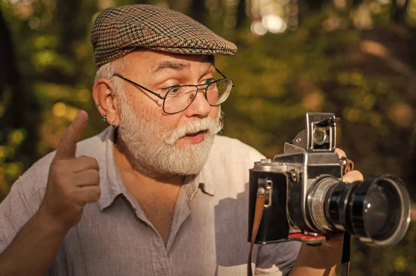 Idealna rama. Krajobraz zdjęcie natury. Stary fotograf filmuje. Ustawienia ręczne. Emerytura. Doświadczony fotograf. Staruszek zastrzelił naturę. Kamerzysta na emeryturze. Profesjonalny fotograf — Zdjęcie stockowe