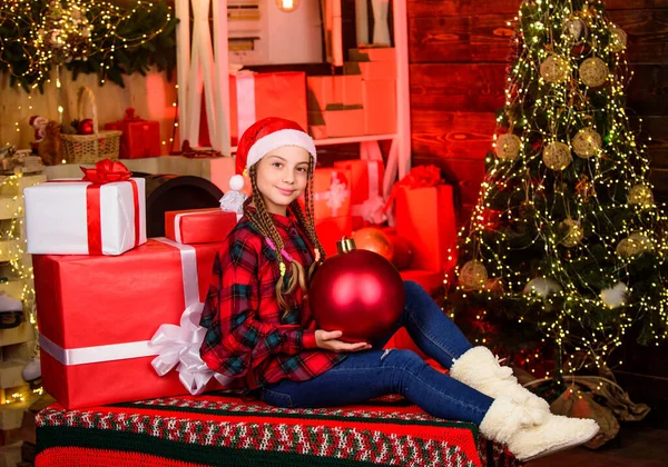 Gelukkig nieuwjaar. Een kind met een rode kerstmuts. Een kind met een kistje. winter winkelen verkoop. Een magische geschenkdoos. Gelukkig klein lachend meisje met kerst geschenkdoos. Kerststemming. Familie vakantie. kind in het winkelcentrum — Stockfoto