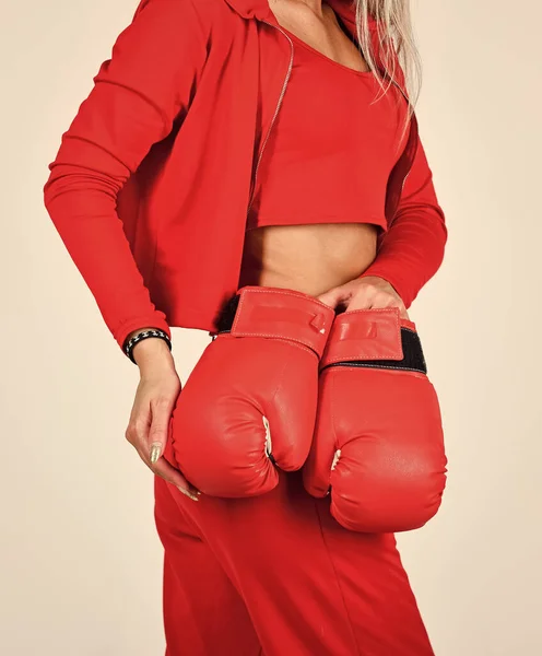 Nunca desista e continue a andar. Mulher de desporto de fato de treino e luvas de boxe. Mulher boxer em forma. Começar. jovem desportista confiante posando em luvas de boxe. mulher em forma slim com luvas de boxe vermelho — Fotografia de Stock