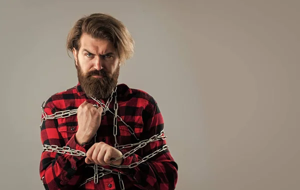 Sehr eng. begriffliches Symbol der Freiheit. Männermode. starker Mann mit Ketten. Problemlösung. Mann in Gefangenschaft. Konzept anwendbar für Unternehmen. Mann reißt schwere Stahlkette mit Händen Kopierraum — Stockfoto