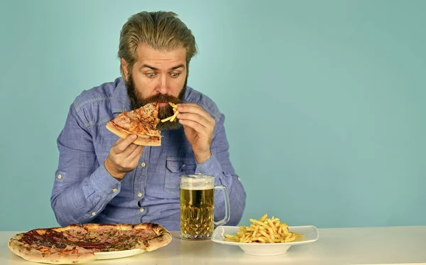 Mangiare e bere nel bar. menu del pub americano. uomo che guarda il calcio mentre beve birra con pizza e patatine fritte. mangiare pizza e bere. La miglior festa qui. Club degli uomini scapoli. copia spazio — Foto Stock