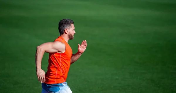 Enloquece. deporte estilo de vida saludable. entrenamiento fitness al aire libre. corredor corre rápido en la pista de carreras. enérgico y deportivo. energía de velocidad maratón. hombre musculoso en movimiento. atlético hombre competir en sprint —  Fotos de Stock