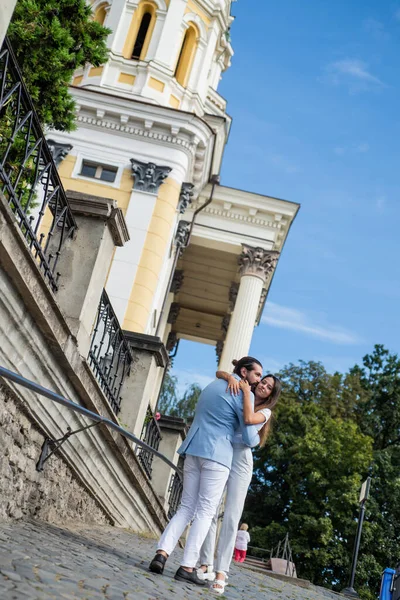 Pareja joven enamorada posando al aire libre en la ciudad de verano, gente romántica — Foto de Stock