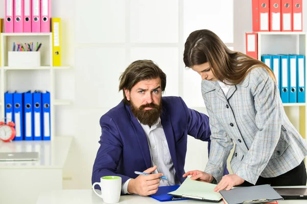 Ett par på kontoret. Moderna affärsidéer. Konsultation. Startteamet. Affärsrapport. Lyckade affärer. Man och kvinna kontor. Chefschef. Sekreteraren. Arbete mellan företag — Stockfoto