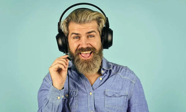 Goede glimlach. Muziek beat voor energieke stemming. Zijn favoriete liedje. genieten van uitstekende geluidslied in oortelefoons. goede stemming afspeellijst. Man met headset. Een bebaarde hipster in een headset. luister audio boek — Stockfoto