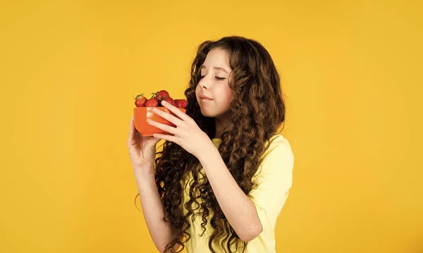 Come fresa para desayunar. Un niño pequeño comiendo bayas. tiempo de verano infancia. Disfrutando el momento. fruta llena de vitamina. dieta y dieta. solo comida orgánica. Chica con fresa. Lindo y elegante — Foto de Stock