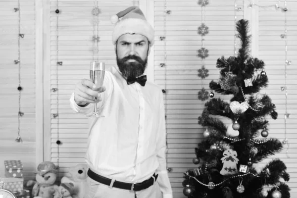 Kutlama ve tezahürat kavramı. Noel ağacının yanındaki adam. — Stok fotoğraf