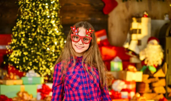 Nochebuena. Hermosa habitación decorada con árbol con regalos debajo de ella. escena de año nuevo con árbol y regalos. Fiesta de celebración. chica pequeña Navidad compras en línea. entrega regalos de Navidad — Foto de Stock