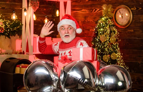 Wauw. Vrolijke kerstman feestballonnen. Feestversiering. Een bebaarde kerstman met een hoed. Vrolijk kerstfeest. Gelukkig nieuw 2020 jaar. Kerstcadeaus en cadeautjes. wintervakantie viering — Stockfoto