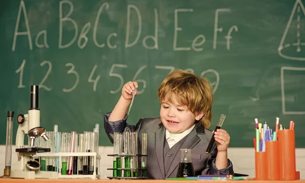 Sökandet efter nya professionella lösningar. En liten pojke i laboratoriet. Lilla pojkens biologiska utbildning. Skolans bilogilaboratorium. Laboratorieutrustning för biologiska skolor. Bilogilabbet. Tillbaka till skolan — Stockfoto