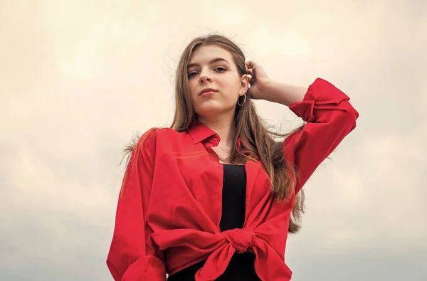 Infância feliz. menina adolescente olhando na moda e elegante. modelo adolescente elegante posando ao ar livre. bom tempo. criança elegante usar camisa vermelha. moda para crianças. conceito de beleza infantil — Fotografia de Stock