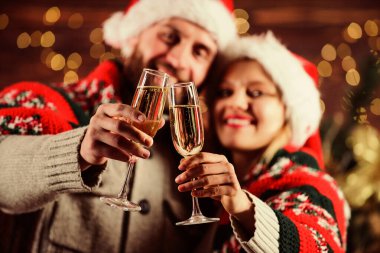 Yetişkinlere içki. Mutlu yıllar. Mutlu noeller. Birlikte Noel 'i kutluyoruz. Ev partisi. Köpüklü şarap bardakları yakın. Neşeli bir atmosfer. Birbirine aşık çiftler Noel kutlamalarının tadını çıkarır.