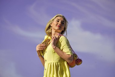 Sıfır kayıp. Plastiksiz konsept. Sürdürülebilir yaşam tarzı. Alışveriş için tekrar kullanılabilir pamuk ve ağlı eko poşetler. Kız yaz günü mavi gökyüzü arka planı. Çevreye duyarlı. Kadın eko çantasında meyve ve sebze taşıyor.