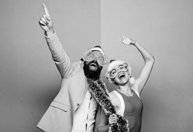 Noel partisi ofisi. Kış kurumsal partisi. Ofis noel partisi. Mutlu adam ve kadın Noel Baba şapkası ve komik güneş gözlükleri takıyor. Müdür Tinsel yeni yılı kutluyor. Şirket tatil partisi fikirleri