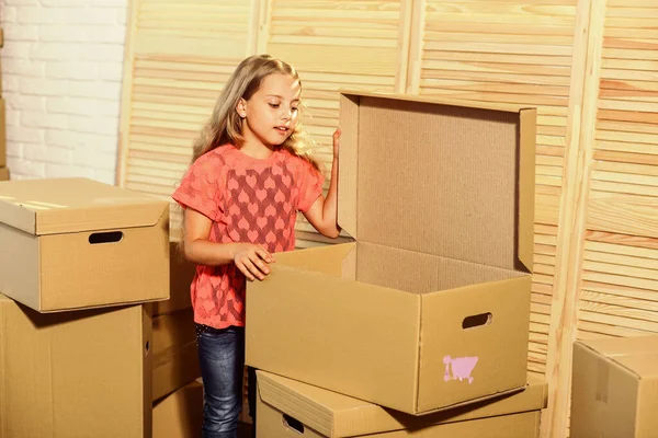 快乐的小女孩购买新住所。快乐的孩子纸板箱。移动的概念。新公寓。纸板箱-搬到新房子。灵巧定价 — 图库照片